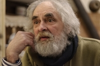 Vladimír Smetana v obývacím pokoji svého bytu na Smíchově. Praha, 2018