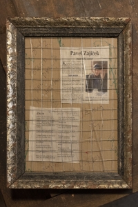 Ručně rámovaný novinový sloupek o Pavlu Zajíčkovi s věnováním Vladimíru Smetanovi. Praha, 2018
