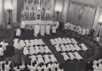 František Kunetka na kněžském svěcení v katedrále svatého Václava v Olomouci, 22. 6. 1974