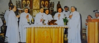 Pamětník Ladislav Tichý koncelebruje při mši svaté sloužené arcibiskupem Františkem Vaňákem v kostele svatého Vavřince v Olešnici