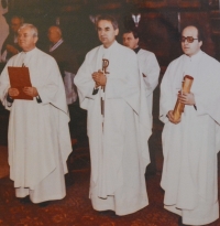 Pamětník Ladislav Tichý na fotografii vpravo při svěcení brněnského biskupa Vojtěcha Cikrleho, 31. března 1990