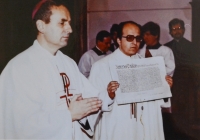 Pamětník Ladislav Tichý na fotografii vpravo při svěcení brněnského biskupa Vojtěcha Cikrleho, 31. března 1990
