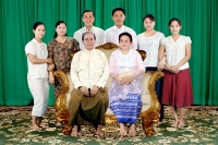 Linn Thant (třetí zleva) s rodinou v roce 2008 krátce po jeho propuštění