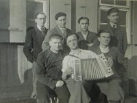 Češi v totálním nasazení v Magdeburgu. František Šenekl první zprava nahoře