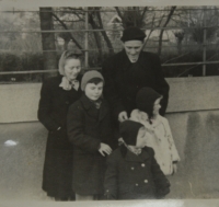 Rodinná fotografie - zleva maminka Jarmila, bratr Petr, bratr Mario, Ariana a tatínek Zdeněk