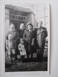 Věra Dvořáková se starším bratrem, rodiči, babičkou a tetou (sestra Jana Vilíma)