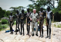 S mladými muži z kmene Surma, Afrika