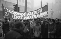 Streda 22. novembra 1989: Prvá manifestácia na Nám. SNP – odchod našich študentov