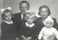 Marie Hrudníková se svými sourozenci a rodiči