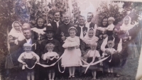 1937 - rodina na primici strýce, P. Ondřeje Damborského, v popředí pamětnice
