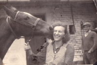 1944, pamětnice s koněm, kterého si pak odvedli vojáci při přechodu fronty