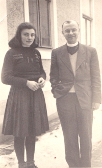 1957 - pamětnice s knězem z Letonic