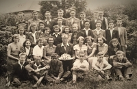 Třídní fotka, Stanislava vlevo vedle učitele