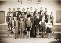 Jan Hlach ve IV. třídě základní školy v roce 1948 (horní řada, uprostřed, chlapec ve světlé košili)