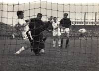 Josef Vojta v dresu Sparty střílí branku do sítě 