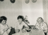 Pamětník s babičkou a sestrou, druhá polovina 70. let 