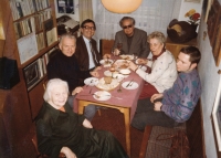 Besedníci kunštátští 1995, zleva - Jiřina Kunderová, otec pamětníka, Zdeněk Čecháček (Divadlo X), Ludvík Kundera, maminka pamětníka, Rudolf Vévoda