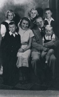 Zleva v horní řadě: děti Darina, Olga, Karel.
Zleva ve spodní řadě: syn Petr, rodiče Olga a Karel se Ctiborem na klíně.
1958, Harida, Venezuela  