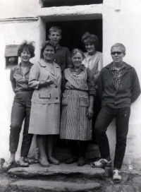 Jan (vzadu vlevo) a Jaroslav (vpravo) Zajícovi s babičkou a dalšími příbuznými v Pacově na Vysočině / kolem roku 1965