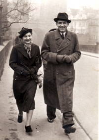 Rodiče Jana Hlacha na Karlově mostě v Praze