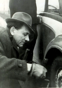 Jan Hlach st. opravuje jeden ze svých oblíbených automobilů