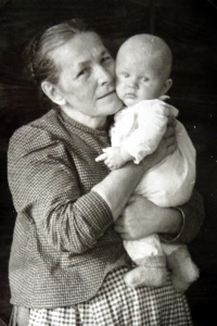Jiří Langer in his childhood with the granny Žofie Langerová in Adamov in 1936