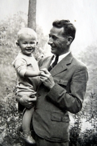 Jiří Langer v dětství / s otcem Jaroslavem / Adamov / 1936