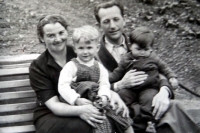 Jiří Langer v dětství / s otcem, matkou a sestrou Emou / Adamov / 1938