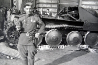 Jiří Langer / konec války / sovětský voják na Klárově / Praha / květen 1945