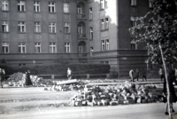 Jiří Langer / konec války / rozebraná barikáda u Kulaťáku v Dejvicích / Praha / květen 1945