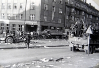Jiří Langer / konec války / rozebraná barikáda u Kulaťáku v Dejvicích / Praha / květen 1945