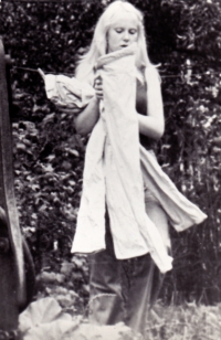 Marta Janasová na zahradě domu ve Vítkově / 1975