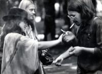 Petr Melichar (vpravo s cigaretou) / Olomouc 1986