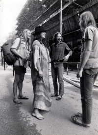 Petr Melichar (brýle, košile) s přáteli / Olomouc 1986