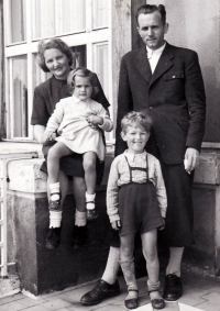 Rodina Hlachova na Zvíkově, rok 1944 (chybí jen nejmladší syn, narodil se v roce 1945)