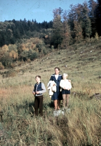 Marta Janasová with her mummy and brother Jan in 1965