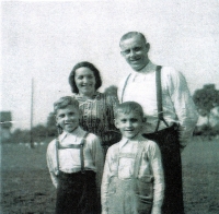 Josef Ohnheiser s matkou, otcem a bratrem / první zleva