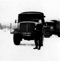 Jan Hlach před vojenskou Tatrou, kterou řídil během vojny u PTP