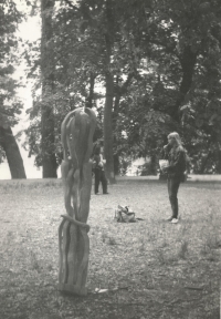 Práce Miroslava Sedláře vystavená na Střeleckém ostrově v Praze v červnu 1990