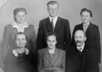 Rodina Scholzova. Zleva nahoře - Aloisie, její bratr Adolf, sestra Marie, zleva dole matka Aloisie, otec Eduard a sestra Leopoldina