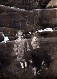 Adam Rucki se sestrou / Bukovec 1953