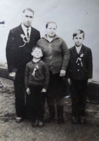 Marija Adamivna Vartoščuk with her family