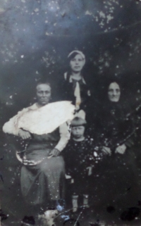 Fotografie ještě z meziválečného Polska, Marija Adamivna Vartoščuk je na fotografii nejmladší. 