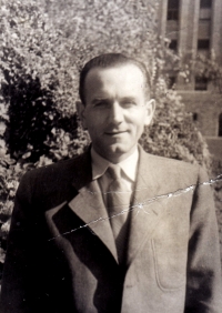 MUDr. Jan Hlach (otec pamětníka) během studijního pobytu na Kolumbijské univerzitě v USA (r. 1947)