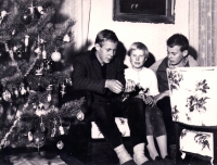 Marta Janasová with her brothers Jan and Jaroslav at Christmas in 1964