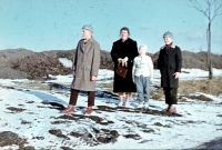 Marta Janasová s matkou a bratry Janem a Jaroslavem / kolem roku 1964