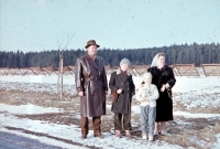 Marta Janasová s matkou, otcem a bratrem Janem / kolem roku 1964