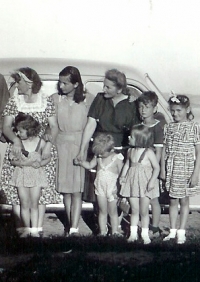 Léto 1950 na Zvíkově. Žena v tmavších šatech je matka Jana Hlacha (on je chlapec vedle ní vpravo, před nimi jeho sourozenci). Krátce nato byla Olga Hlachová zatčena