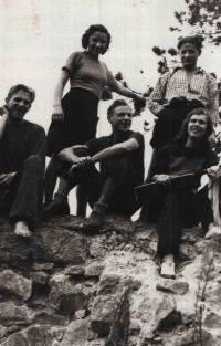 Pamětnice stojící vlevo s přáteli a manželem na Lukově