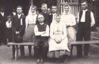 Nedatováno - rodina P. Ondřeje Damborského, rodiče a sourozenci (mezi nimi otec pamětnice)